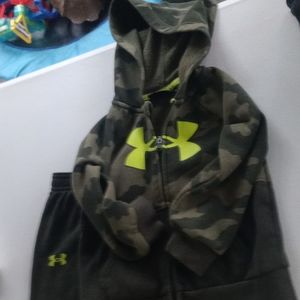Like new Under Armour zipper hoodie jacket with matching sweat pants